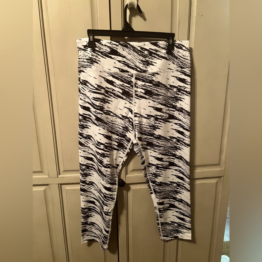 ZYIA Active WhiteBlack Radical Light’n’Tight Hi-Rise leggings 7/8